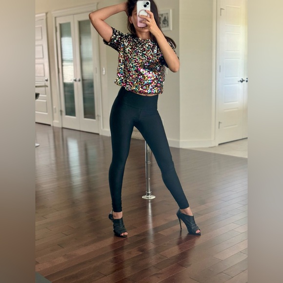 H&M XS sequin crop top, short sleeves, round neck, excellent condition. - Picture 3 of 8